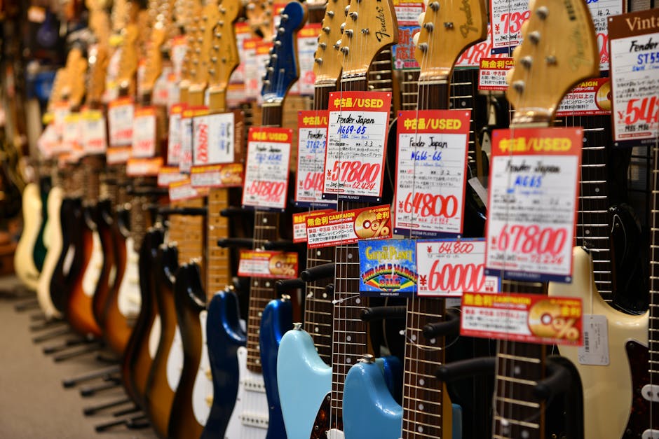 東京の楽器店に並ぶギター、音楽とアニメが交差する街