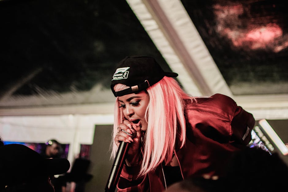 ライブパフォーマンスをするアーティスト