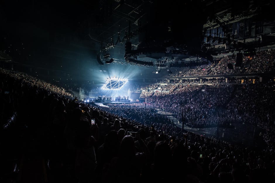 ライブ会場のコンサートシーン、カラフルなライトと観客